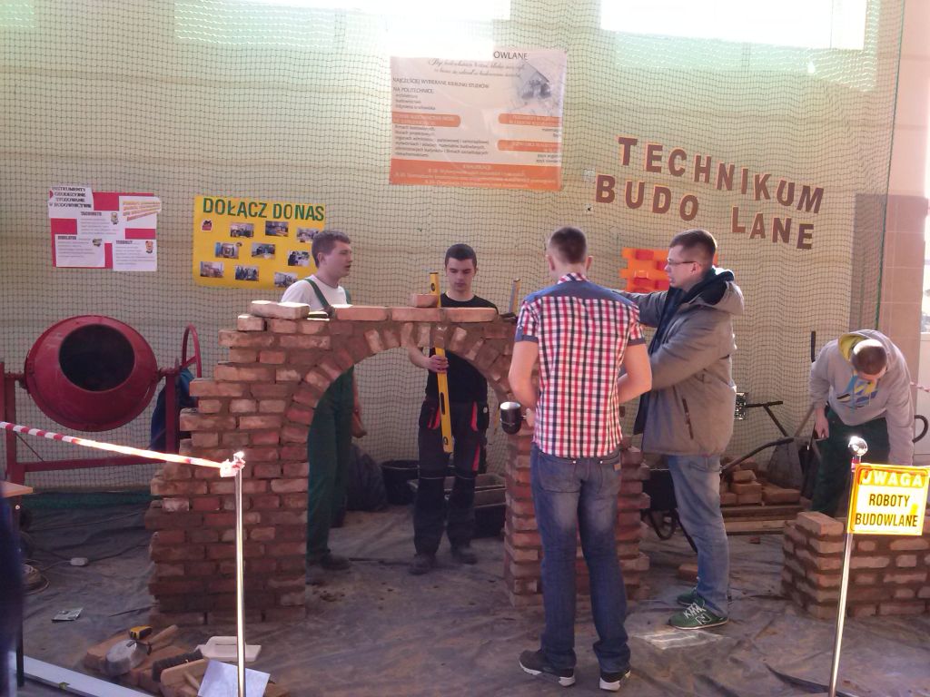konstrukcja murowa wzniesiona przez uczniów w trakcie dni otwartych szkoły