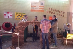 konstrukcja murowa wzniesiona przez uczniów w trakcie dni otwartych szkoły